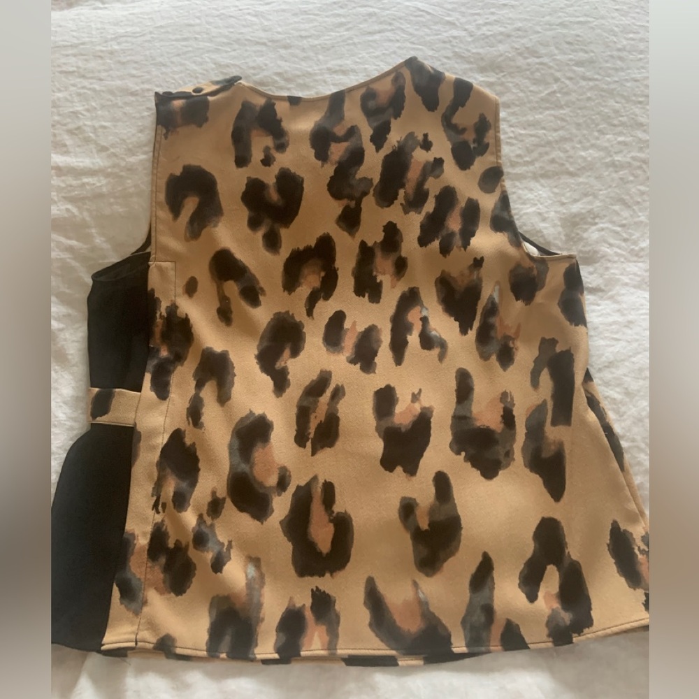 Super cute sleeveless leopard print blouse